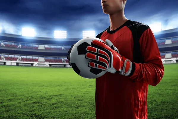 Futbol topu tutan futbol kalecisi