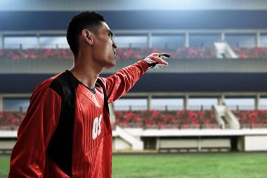 Sahada futbol kalecisi