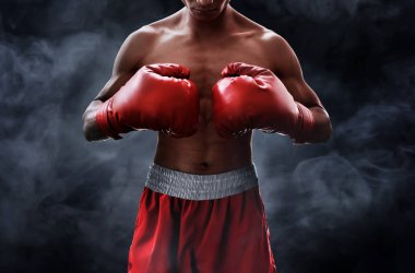 Duman arka plan üzerinde güçlü kas boksör