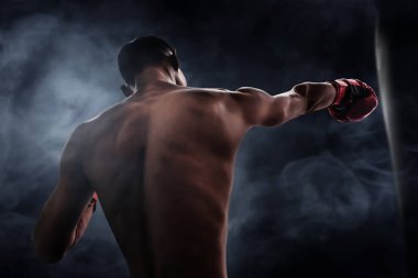 Kum torbasıyla boksör eğitimi