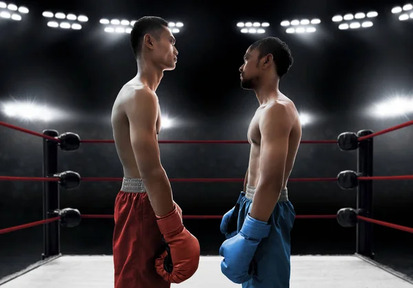 两个拳击手在环上 — 图库照片