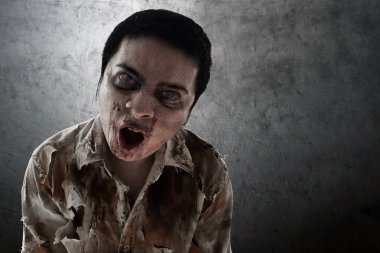 Korkunç zombi adam yürüyor