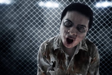 Korkunç zombi adam yürüyor