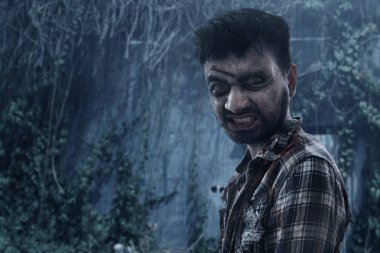 Korkunç zombi adam kızgın