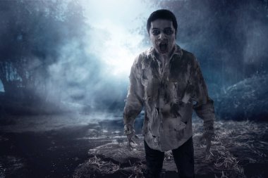 Korkunç zombi adam yürüyor