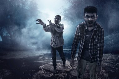 İki korkunç zombi yürüme