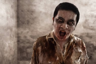 Korkunç zombi adam yürüyor