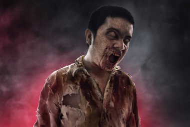 Korkunç zombi adam yürüyor