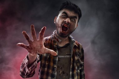 Korkunç zombi adam yürüyor