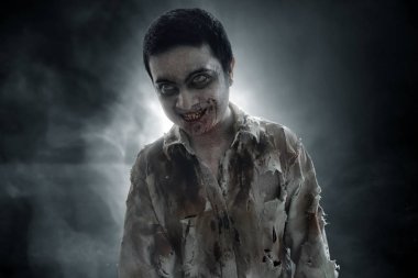 Korkunç zombi adam yürüyor