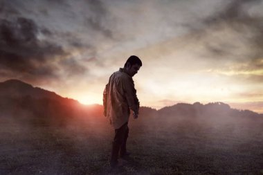 Korkunç zombi adam yürüyor