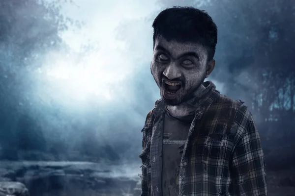 Scary Zombie Férfi Gyaloglás — Stock Fotó