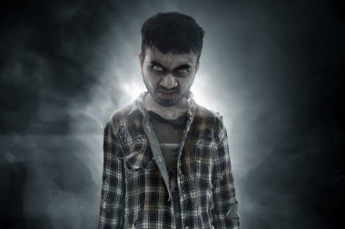 Korkunç zombi adam kızgın