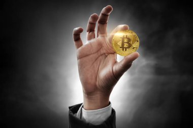 Altın Bitcoin 'i tutan el