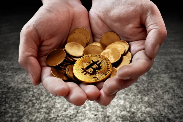 Mani Possesso Monete Bitcoin Oro — Foto Stock