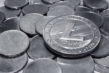 Gümüş litecoin sikke yığını