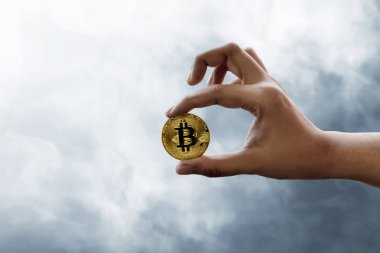 Altın Bitcoin 'i tutan el