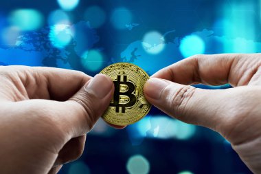 Altın Bitcoin 'i tutan el