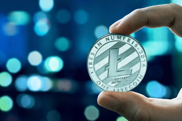 Mano Sosteniendo Litecoin Plata — Foto de Stock