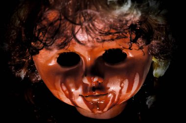 Korkunç bebek surat koyu arka plan üzerinde