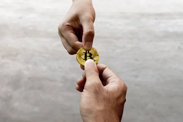 Uomo Mani Possesso Bitcoin — Foto Stock