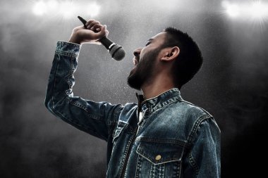 Şarkıcı şarkı mikrofon ile