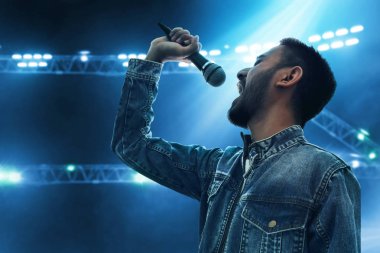 Şarkıcı şarkı mikrofon ile