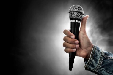 adam elini tutarak mikrofon