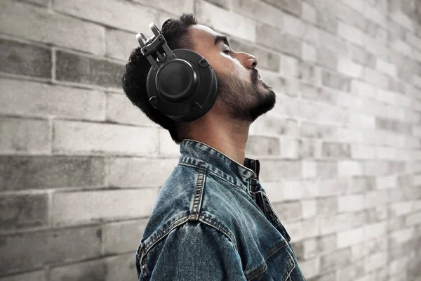 Asiático Hombre Escuchando Música — Foto de Stock