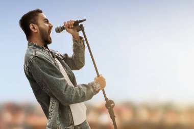 Şarkıcı şarkı mikrofon ile