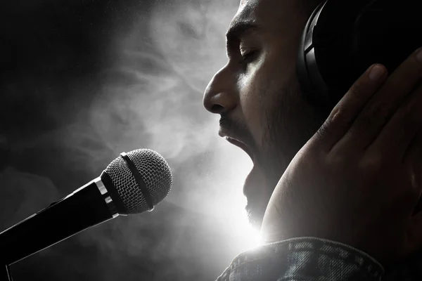 Cantante Cantando Con Micrófono — Foto de Stock