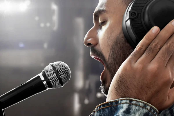 Cantante Grabando Una Canción — Foto de Stock