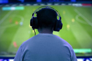 Video oyunu oynayan adam