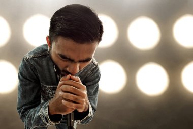 Şarkıcı şarkı mikrofon ile