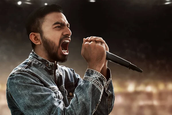 Cantante Cantando Con Micrófono — Foto de Stock