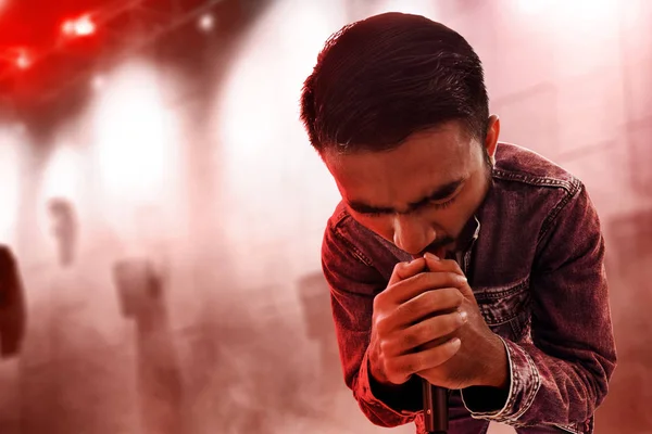 Cantante Cantando Con Micrófono — Foto de Stock