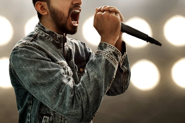 Cantante Cantando Con Micrófono — Foto de Stock