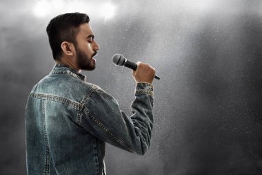 Şarkıcı şarkı mikrofon ile