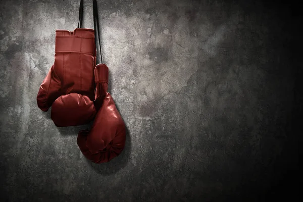 Red Boxing Gloves Hanging — Stock Photo, Image