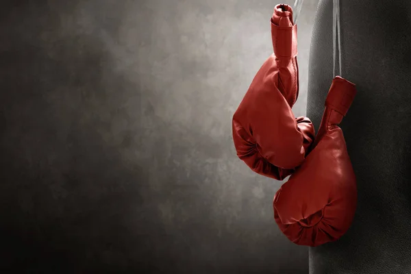 Red Boxing Gloves Hanging — Stock Photo, Image