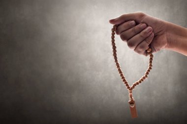 Müslüman adam tespih boncuktutarak dua