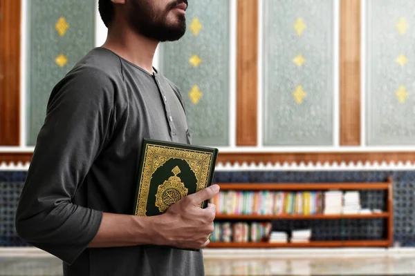 Мусульманин Держит Коран — стоковое фото