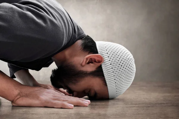 Müslüman Adam Tanrı Dua Ediyor — Stok fotoğraf