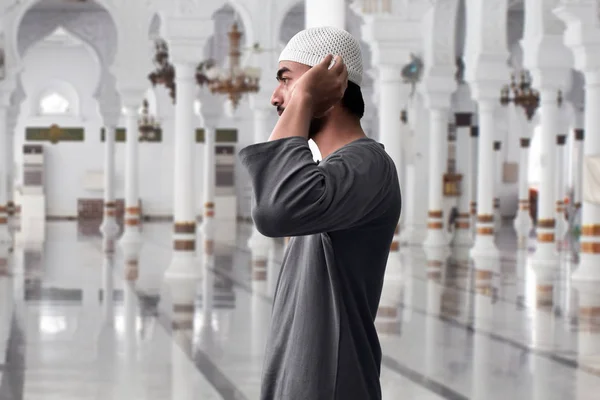 Μουσουλμάνος Άνθρωπος Προσεύχεται Στο Τζαμί — Φωτογραφία Αρχείου