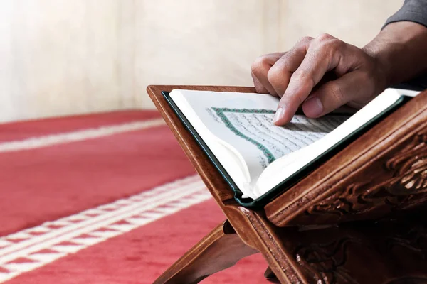 Мусульманин Читающий Священный Куран Мечети — стоковое фото
