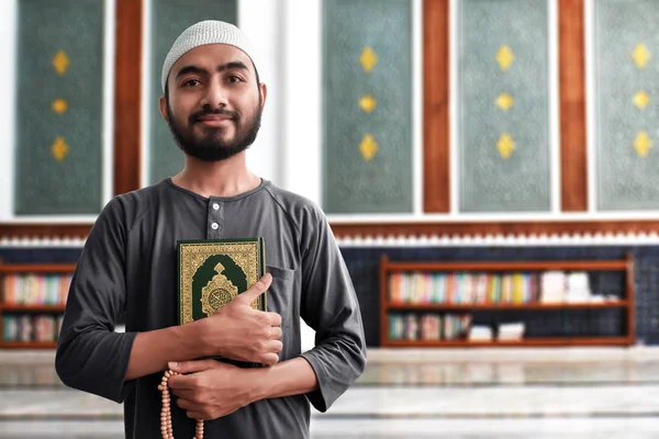 Θρησκευτικό Μουσουλμανικό Άνθρωπος Προσεύχεται Στο Τζαμί — Φωτογραφία Αρχείου