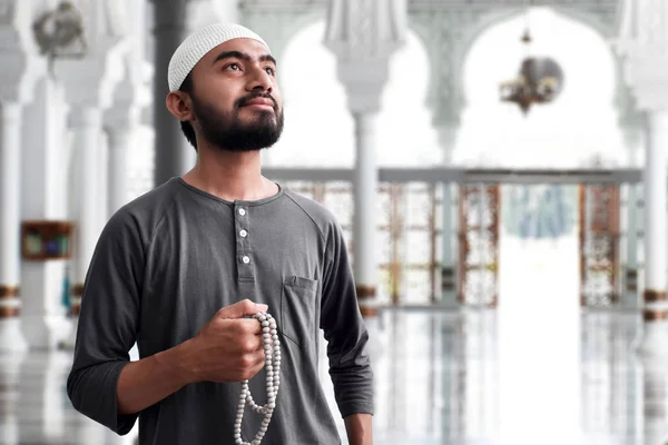 Θρησκευτικό Μουσουλμανικό Άνθρωπος Προσεύχεται Στο Τζαμί — Φωτογραφία Αρχείου