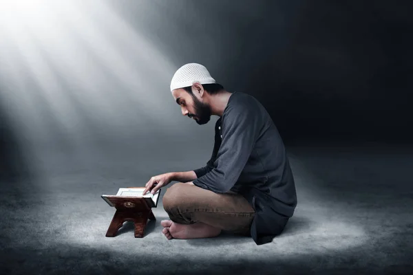 Muslim Pria Membaca Quran — Stok Foto