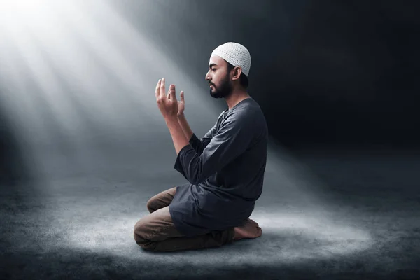 Religioso Asiático Muçulmano Homem Orando — Fotografia de Stock