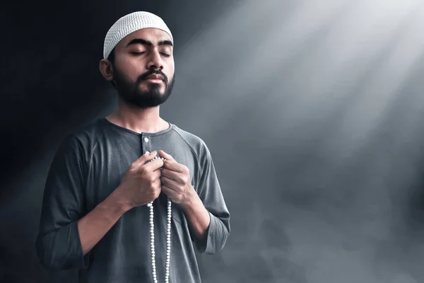 Религиозный Мусульманин Молится Четками — стоковое фото
